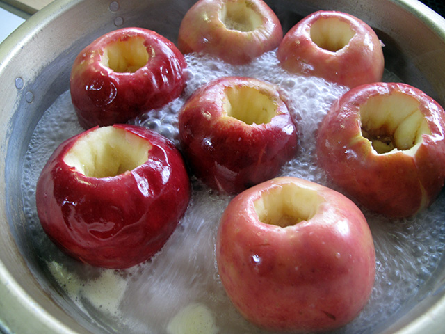 2. 鍋にりんごを並べて2カップの水を入れ、15～20分煮る。