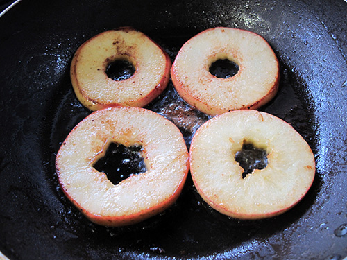 2. フライパンにバターを溶かし、りんごの両面に焼き色を付ける。
