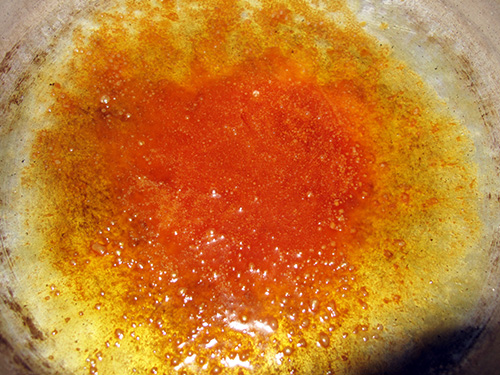 3. 鍋にグラニュー糖、水を入れて火にかけ煮詰め、焦げ色がつき始めたら鍋を動かしなじませる。茶色になったら生クリームを入れる。