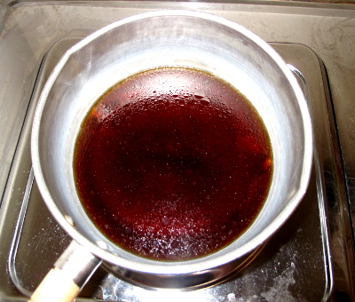 3. タレを作る。鍋に中華ダレの《材料》を全部入れ、砂糖が溶けたら火を消す。<br>冷ましたらすりおろしりんごを入れる。