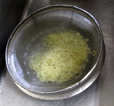 1. 中華麺を2～3分茹で、 茹で上がったら水で洗っておく。