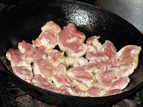 2. フライパンに油大さじ1/2を熱し、鶏肉の皮目を下にして入れ、中火で焼き色がつくまで焼く。途中、出てきた脂をペーパータオルでふきとり、返して身側もさっと焼く。