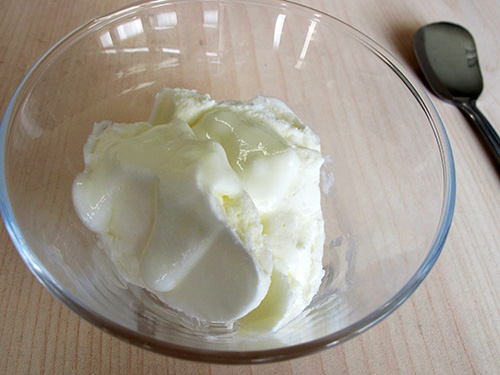 2. 基本のバニラアイスにプレーンヨーグルト約50gを加え、よく混ぜ合わせます。