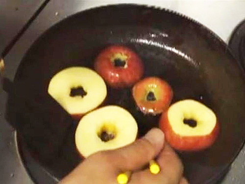 2. サラダ油をひいたフライパンにりんごを並べ軽くソテーする。（りんごの上と下は飾り用にとっておく。）