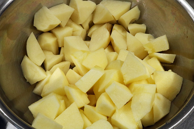 1. Apples and potatoes are peeled each and cut into small pieces. Cut the onion into thin slices.