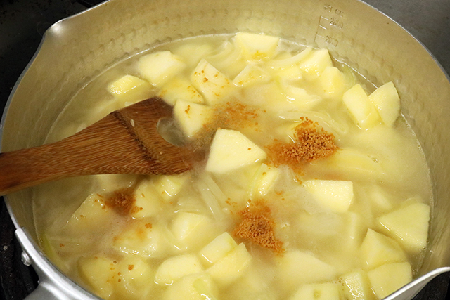 3. Add water and granule consommé, and when it boils, reduce the heat to low and simmer until the skewers pass through the potatoes.