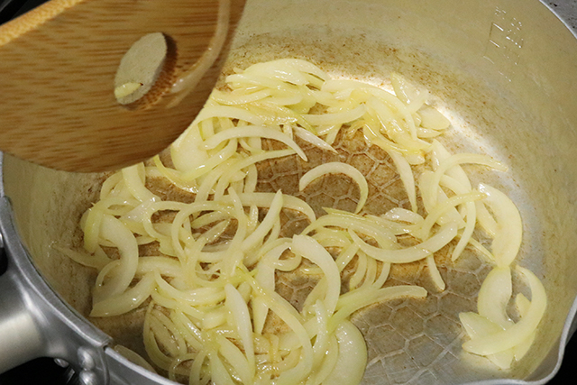 2. 鍋にバターを入れて溶かし、玉ねぎを弱火で炒めて軽く火を通す。