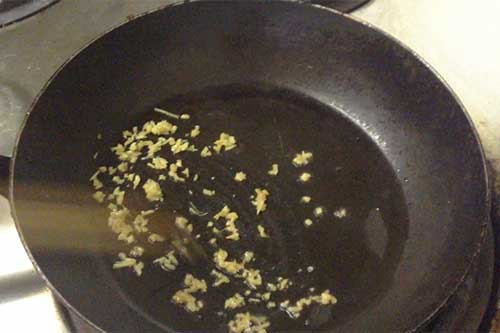 ≪作り方≫<br>1. フライパンにごま油をひいてしょうがを入れ、弱火で炒めて香りを出す。