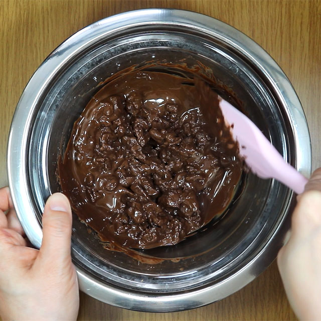 3. チョコレートを細かく刻みボウルに入れ、湯せんにかけて溶かす。温めた生クリームを加え、クリーム状になるまで混ぜる。