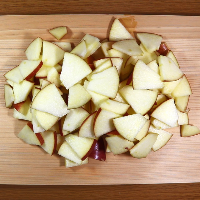 1. りんごは皮つきのままいちょう切り、玉ねぎは薄切りにし、ベーコンは2cm幅に切る。