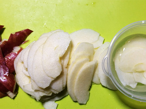 1. 飾付け用のバラの花<br>りんごは縦4つに切って、皮と芯を取り除く。<br>可食部はスライサーでスライスし、1/4個分をお寿司用にとっておき塩水に漬ける。