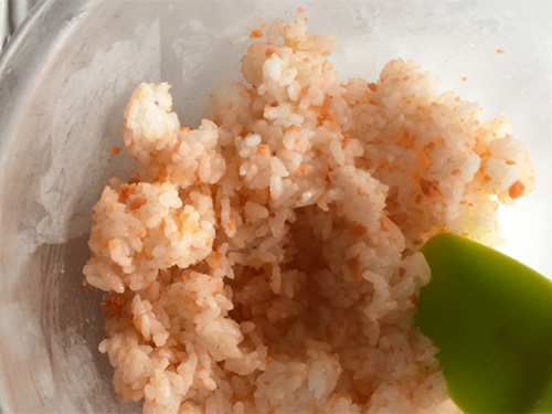 6. 押し寿司<br>温かいご飯にすし酢をまわしかけ、すし飯をつくる。すし飯を半分に分け、半分は鮭フレークを混ぜる。