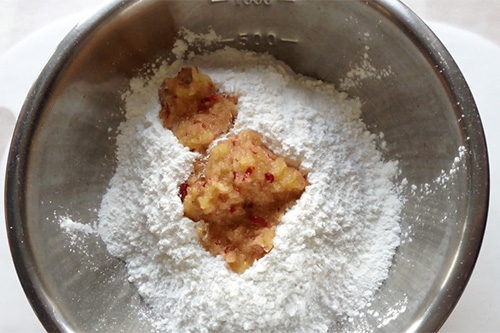 1. 鍋にたっぷりの水を入れ沸騰させる。<br>りんごを皮ごとすりおろす。<br>だんご粉にすりおろしたりんごを少量ずつ加え、耳たぶくらいの固さになるまでこねていく。