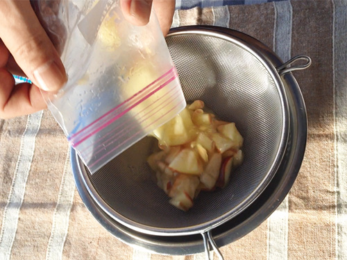 3. ザルなどでこし、耐熱グラスに注ぎ、スライスしたりんごを浮かべる。
