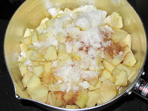 1. フィリング<br>りんご5個の皮をむき、小さめのいちょう切りにする。バターを溶かした 鍋にりんご・砂糖・シナモン・白ワインを入れ、弱火でじっくり火を通す。柔らかくなったら木べらで軽くつぶし、薄力粉を加えて混ぜ合わせ冷ましておく。残 り2個のりんごも、皮をむいて小さめのいちょう切りにしておく。