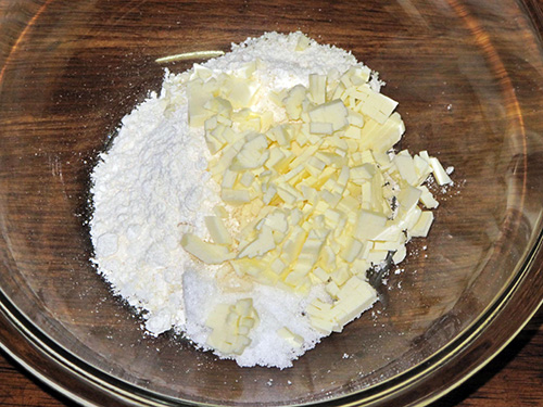 4. クランブル生地<br>細かく切ったバター・薄力粉・砂糖をボウルに入れ、そぼろ状になるまでフォークでつぶすように切る。