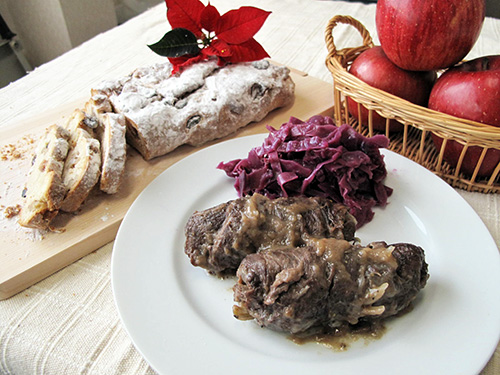 7. リンダーローラーデン（牛肉のロール煮）、アプフェルロートコール（りんごと紫キャベツの蒸し煮）と一緒に、ドイツのクリスマスメニューの完成です。