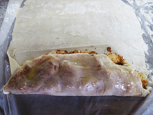 6. 一巻きする度に表面に溶かしバターを塗り、左右の端は内側に折りながら巻いていく。
