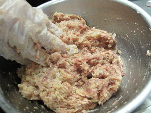 3. ボウルに合挽肉・たまねぎ・すりおろしたりんご・卵・パン粉・塩こしょう・スパイス（好みで）を入れ、粘りけが出るまでよく練る。