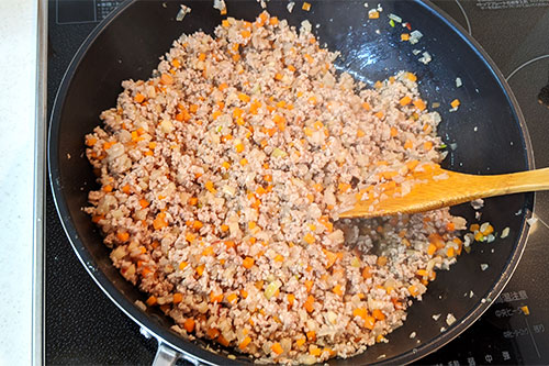 4. When 3 is cooked to some extent, add minced meat and fry further.