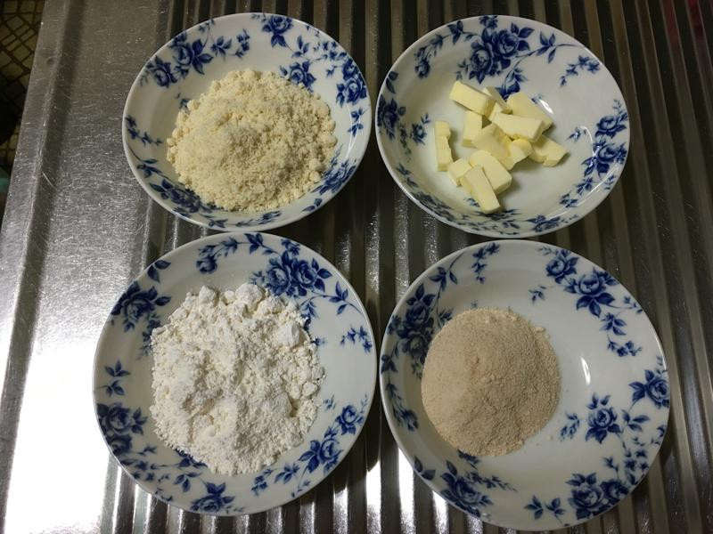 3. クランブル<br>バターを5ミリ角に切り、小麦粉、アーモンドプードル、砂糖とともにボールに入れ、切るように混ぜる。