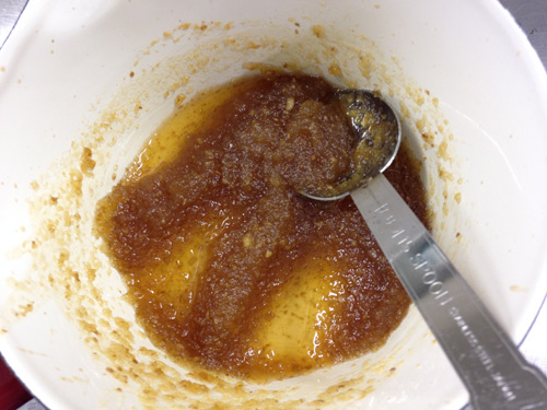 2. 細かくしたりんごと水、グラニュー糖を鍋に入れ、煮詰めたら完成。