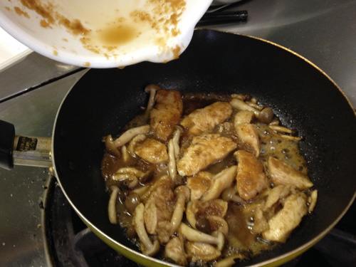 3. フライパンに油を熱し、ぶなしめじ・鶏むね肉の順に炒める。<br>肉に火が通ったら残った漬け汁も加えて絡ませたら完成。