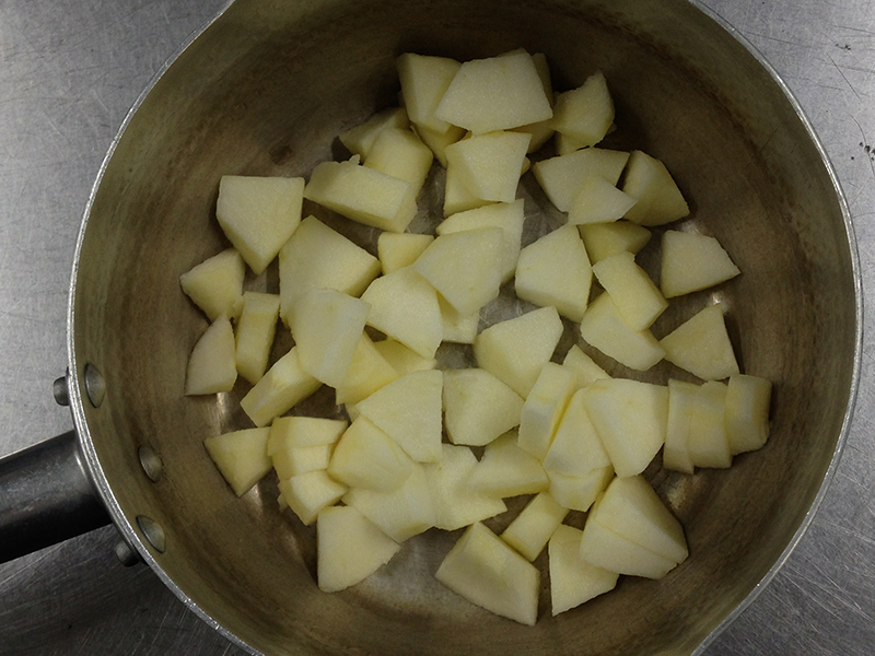 1. 煮りんご<br>りんごは皮をむき芯を取り除いて5～8mmのいちょう切りにする。