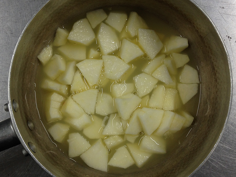 2. 鍋にりんごとりんごジュースを入れて中火～弱火で10～15分煮る。