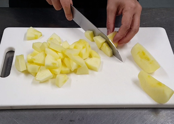 1. りんごをブランデーで煮る。りんごは皮と芯を取り除き、厚さ7～8mmのいちょう切りにする。