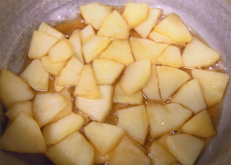 2. 鍋にりんごとブランデー・グラニュー糖を入れ、中火～弱火で水分がなくなるまで10～15分煮る。