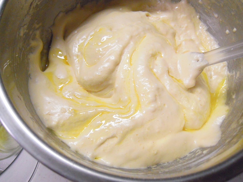 5. ホットケーキミックスを4にふるい入れ、さっくりと混ぜ、溶かしておいたバターを加えさらによく混ぜる。