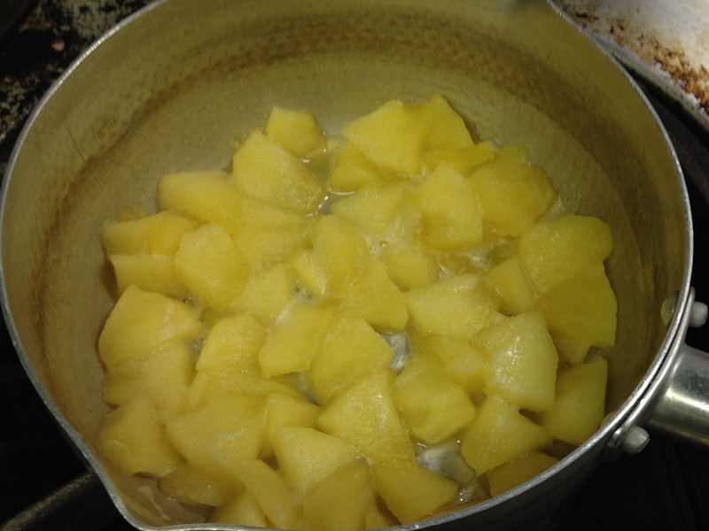 5. 鍋に切ったりんごとりんごジュースをいれ中火～弱火で10分程煮て、りんごに照りがでて黄色っぽくなったら火を止めそのまま冷ます。