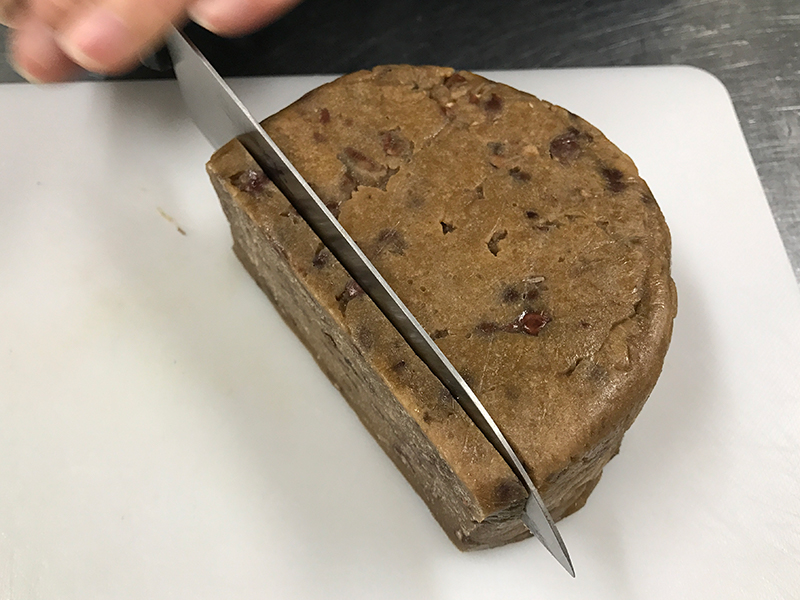 6. 紅豆年糕をお好みの厚さに切る。<br>※1cm以内がちょうどよいです。