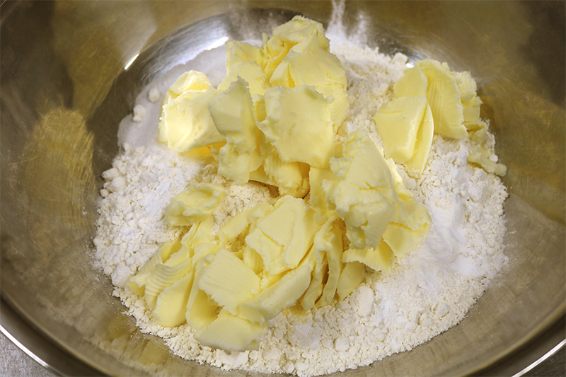 1. 生地<br>ボウルに薄力粉、バター、砂糖大さじ5、ベーキングパウダー、卵、バニラエッセンスを入れて混ぜる。