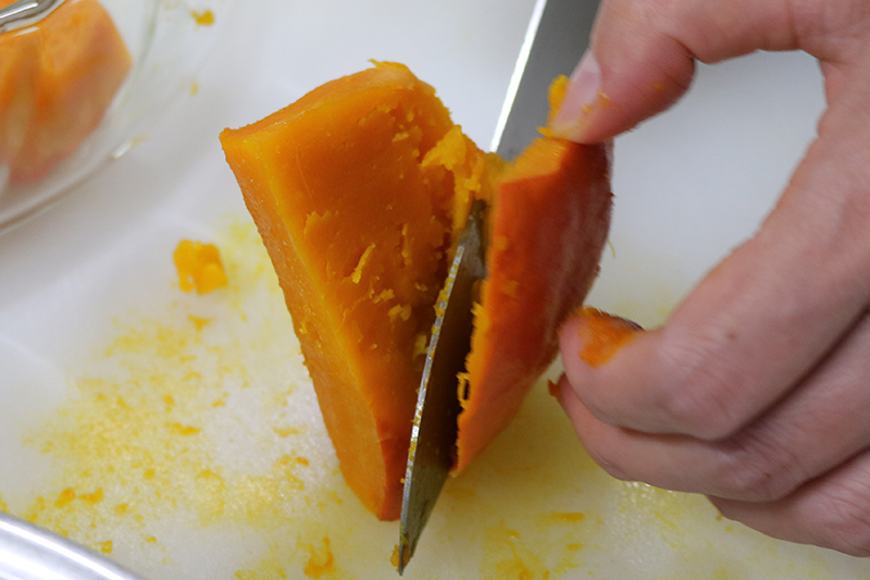 2. 加熱したかぼちゃの実と皮を分け、実をつぶす。皮も使用するので取っておく。