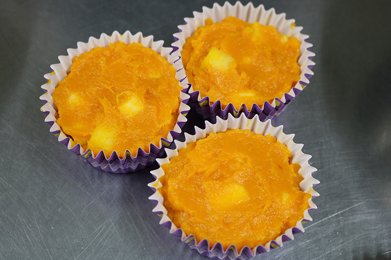 5. マフィン型に入れ、形を整えたら卵黄を塗り、230℃のトースターで15分～焼く。