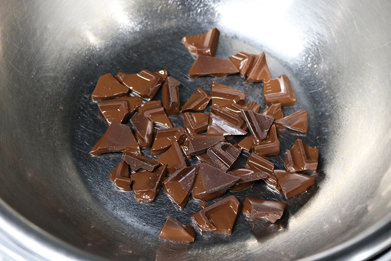 3. チョコレートは刻んで湯せんで溶かし、粗熱を取っておく。