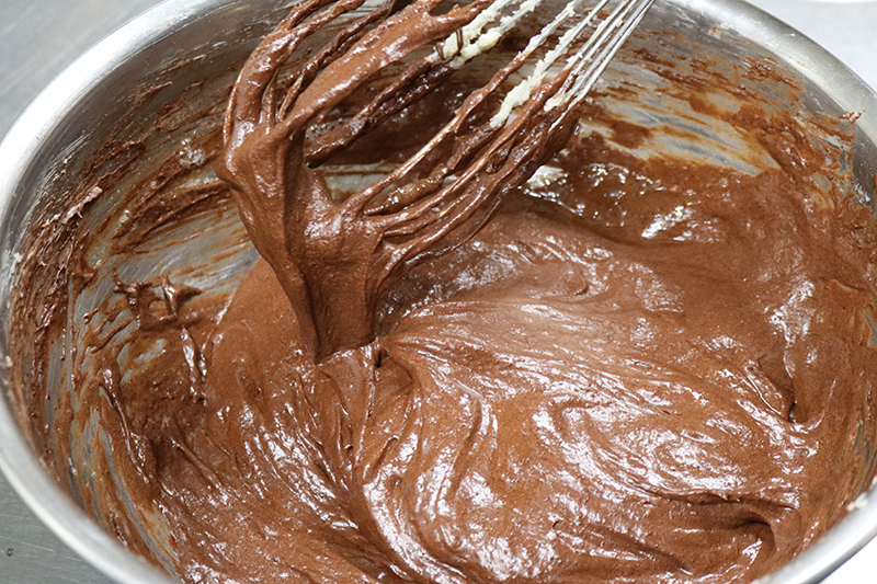 4. 2にココアを加えて混ぜ、チョコレートも加える。