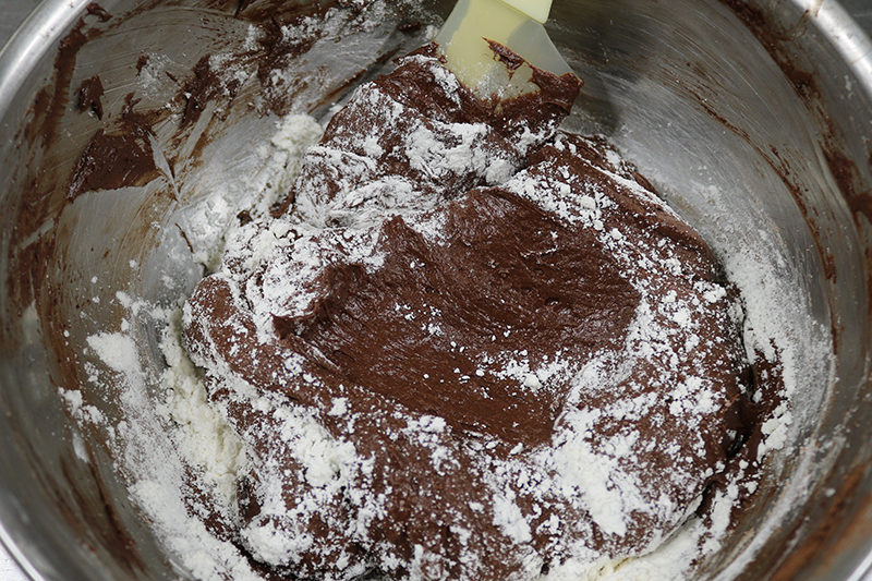 5. 4に残りの卵白を溶きほぐして加え、さっと混ぜる。ベーキングパウダーと合わせた小麦粉をふるい入れる。