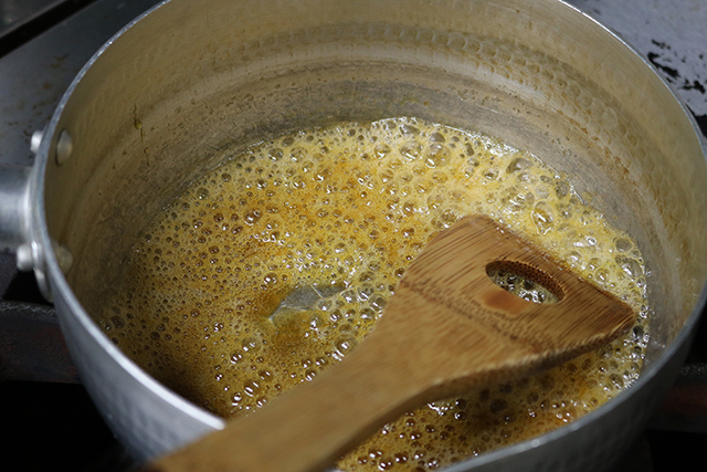 3. キャラメルソース<br>小鍋にグラニュー糖を入れ中火にかけ、グラニュー糖がきつね色に焦げてきたら火からおろしてバターを加える。
