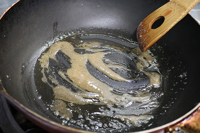 6. フッ素樹脂加工のフライパンにグラニュー糖、バターを入れて中火にかける。グラニュー糖が溶け、茶褐色になるまで熱する。