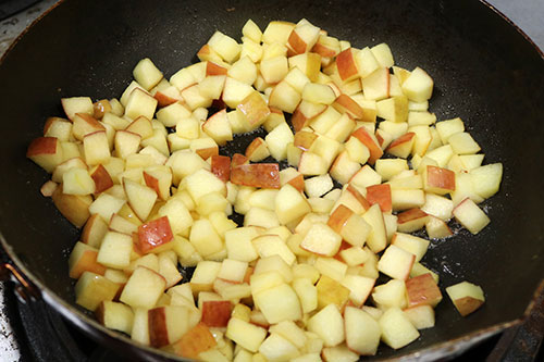 1. りんご<br>りんごは芯を取り除き、皮付きのまま約1cmの角切りにする。<br>切ったりんごにグラニュー糖をまぶし、フライパンで炒める。<br>強火で炒め水分が飛んだら火を止め、そのまま冷ましておく。