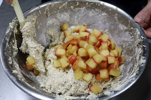 5. ふるっておいた粉類と紅茶の茶葉を加え、ゴムベラでさっくりと混ぜる。粉がまだ残っているくらいで、炒めたりんごを加え混ぜる。混ぜすぎないよう注意。
