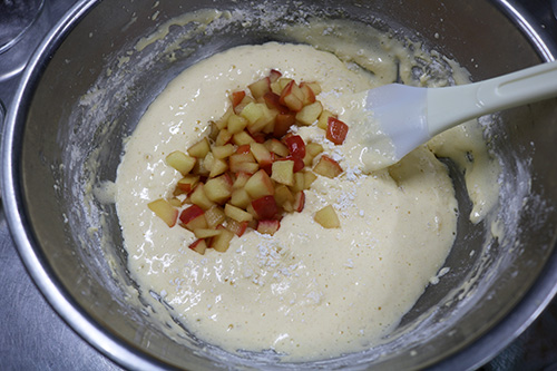 4. ふるっておいた粉類を加えさっくりとゴムベラで混ぜる。粉がまだ残っているくらいで、炒めたりんごを加え混ぜる。混ぜすぎないよう注意。