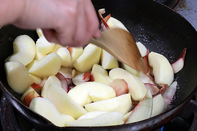 7. りんごフィリング<br>※パイ生地を寝かせている間に作る<br>りんごは皮と芯を取り除き、8等分に切る。<br>
								鍋にりんご、りんごの皮、グラニュー糖、バターを入れ火にかける。