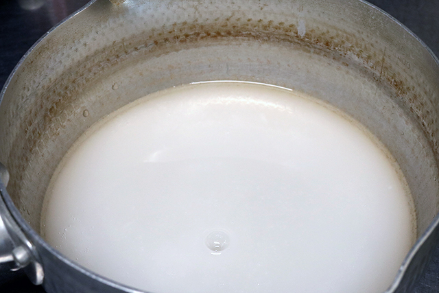 2. 鍋に水と砂糖を入れよく混ぜる。