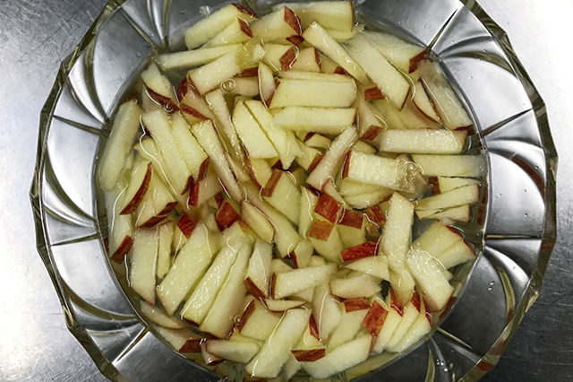 1. お好みの野菜を食べやすい大きさに切る。りんごは皮付きのまま細切りにし、変色防止の塩水につけておく。