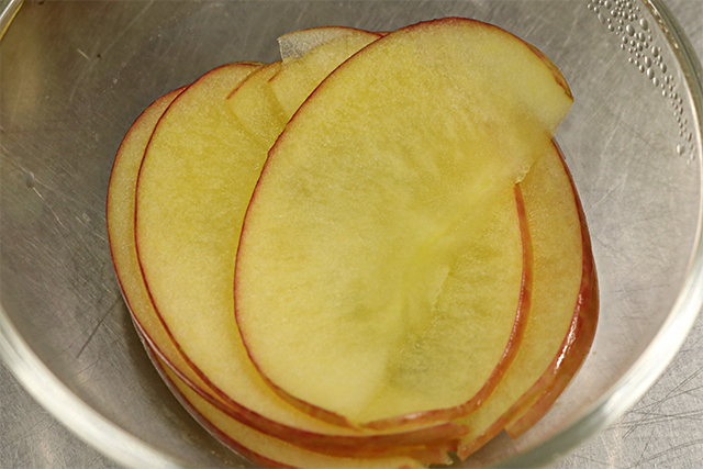5. 飾り用のりんご<br>薄くスライスしたりんご（分量外）にレモン汁（分量外）を振りかけ、ラップをしてレンジで加熱する。（700Wで30秒ほど）