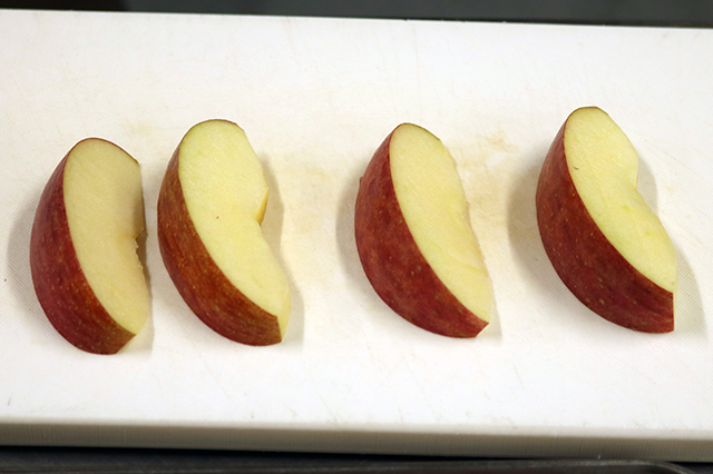 1. りんごは芯を取り除き、4つに切り分ける。